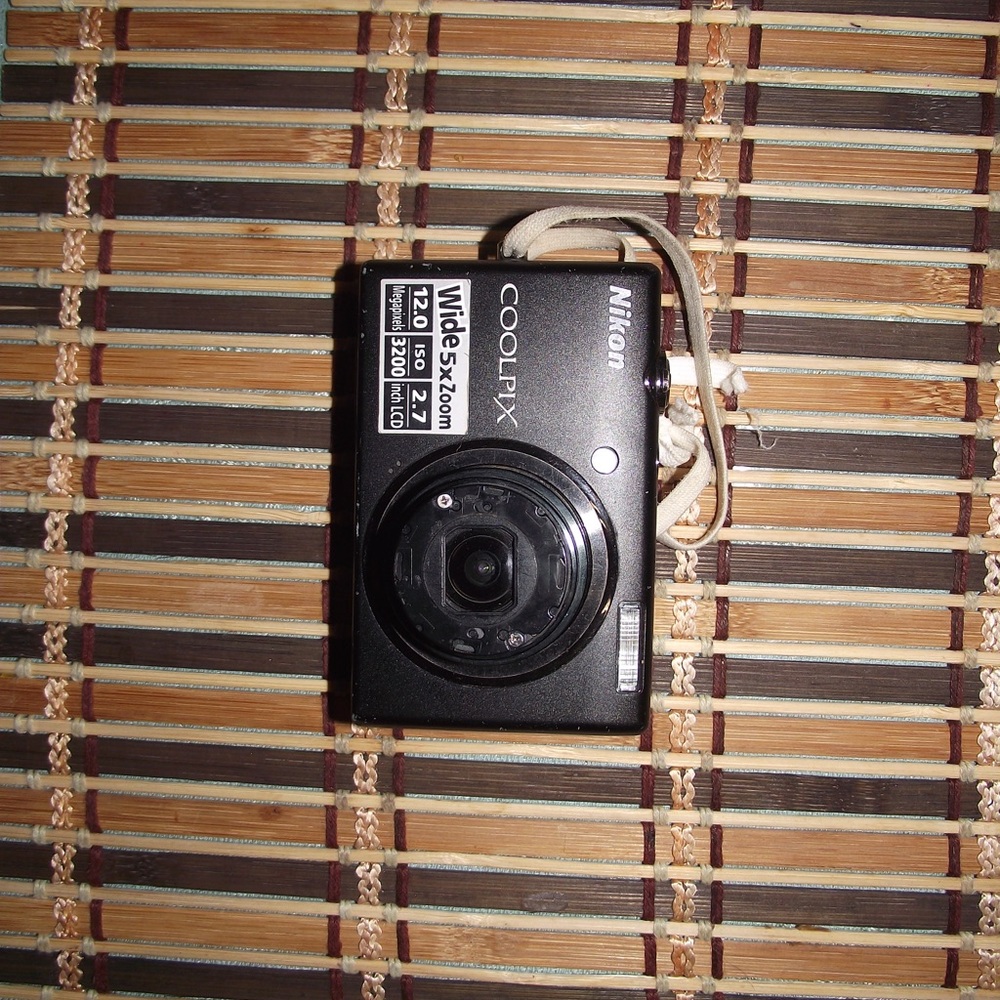 Nikon COOLPIX S570 Black Digital Camera FOR PARTS ONLY- lens error.